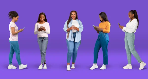 スマートフォンでカジュアルな入力で陽気な若い黒人女性 青の背景にビデオを見ます スタジオ パノラマ ブログのためのアプリ 研究と仕事 ライフスタイル オンライン通信 ソーシャルネットワークのためのガジェット — ストック写真