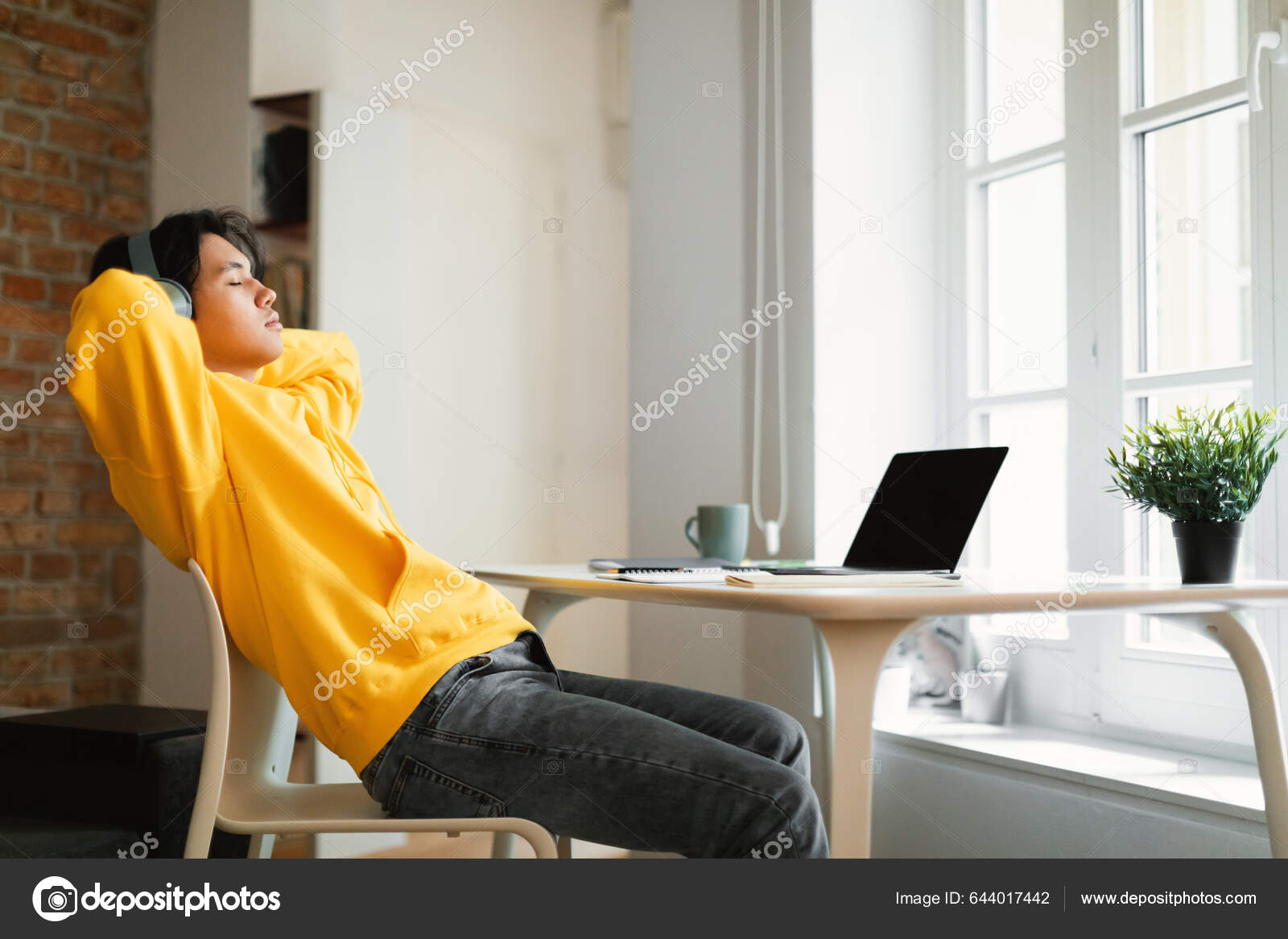 Κινεζάκι Έφηβος Αγόρι Στο Laptop Χαλαρώνοντας Ακούγοντας Μουσική Απευθείας  Σύνδεση — Φωτογραφία Αρχείου © Milkos #644017442
