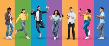 Milenyum ve yetişkin insanların gelişigüzel selfie çekmesi, akıllı telefon göstermesi, sohbet etmesi renkli arka plan, stüdyo, panorama, tam boy. Aygıt, uygulama, satış ve harika haberler