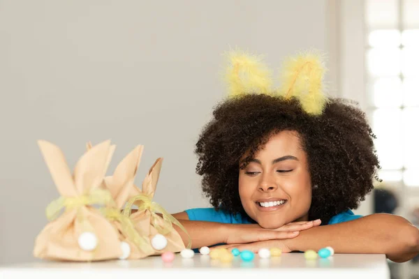 复活节庆祝活动 快乐的黑人女士 — 图库照片