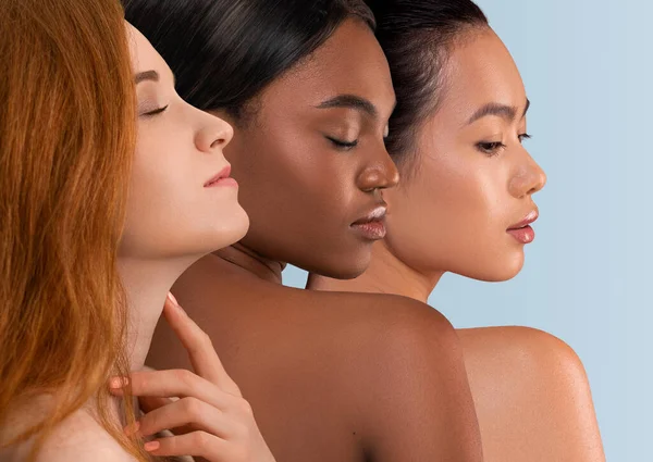 性感半裸的多种族年轻女性在灰色背景下的裸体照片 显示美丽完美的光泽柔滑的皮肤 温泉的概念 — 图库照片