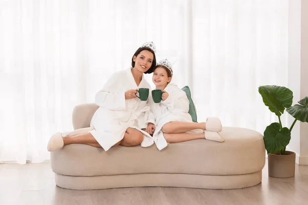 Família Feliz Mãe Filha Vestindo Roupões Banho Coroas Brinquedo Relaxante — Fotografia de Stock