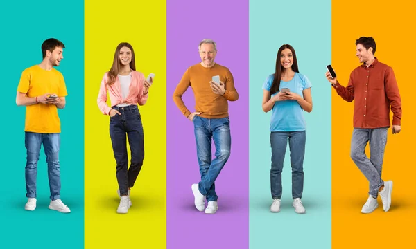 Boldog Fiatal Érett Európai Emberek Alkalmi Gépelés Telefonok Internet Szörfözés — Stock Fotó