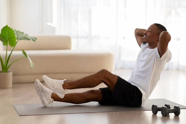Motivasyonlu Atletik Yakışıklı Afro Amerikan Erkek Spor Giyimli Yoga Minderinde — Stok fotoğraf