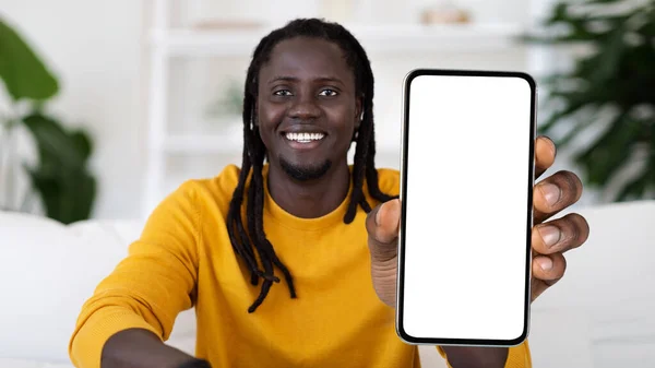 Hombre Negro Feliz Con Dreadlocks Demostración Big Blank Smartphone Con — Foto de Stock