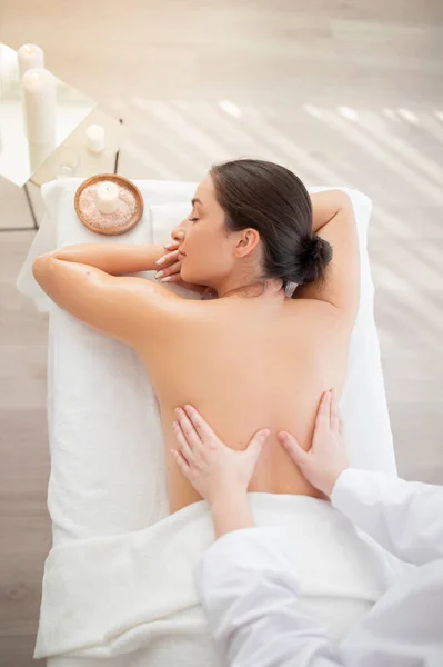 Donna Indiana Rilassata Che Gode Massaggio Alla Schiena Nel Salone — Foto Stock