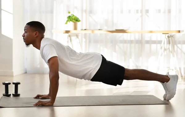 Atletische Knappe Jonge Zwarte Man Sportkleding Planking Yoga Mat Het — Stockfoto