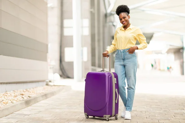 Fröhliche Afroamerikanerin Posiert Mit Reisekoffer Und Lächelt Die Kamera Die — Stockfoto