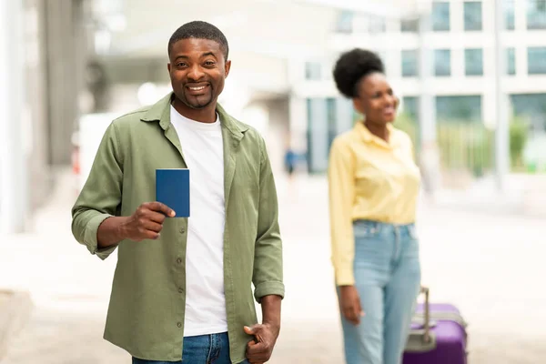 Feliz Hombre Negro Mostrando Pasaporte Viajando Con Esposa Posando Sonriendo — Foto de Stock