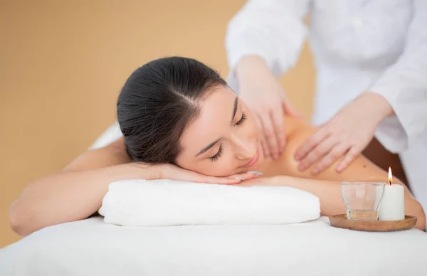 Femme Indienne Souriante Appréciant Massage Des Épaules Dans Salon Spa — Photo