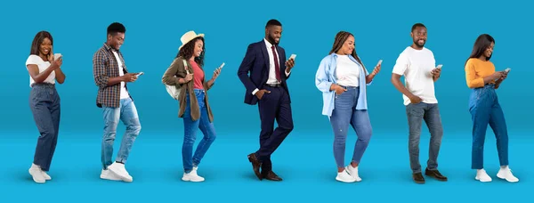 Šťastné Mladé Africké Američany Ležérní Oblek Psaní Smartphonech Izolované Modrém — Stock fotografie