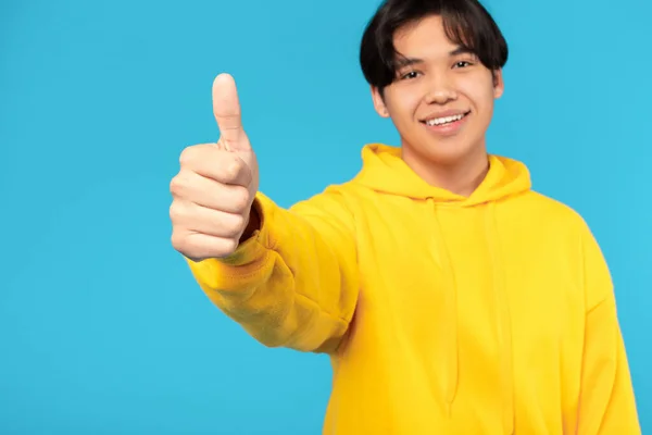 Gusta Sonriendo Coreano Adolescente Chico Gestos Pulgares Hasta Cámara Aprobando —  Fotos de Stock