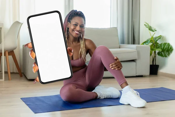 Fitness App Glückliche Schwarze Frau Trainiert Hause Und Demonstriert Großes — Stockfoto