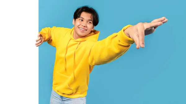 Sonriente Adolescente Coreano Posando Con Tablero Papel Blanco Sosteniendo Mostrando —  Fotos de Stock