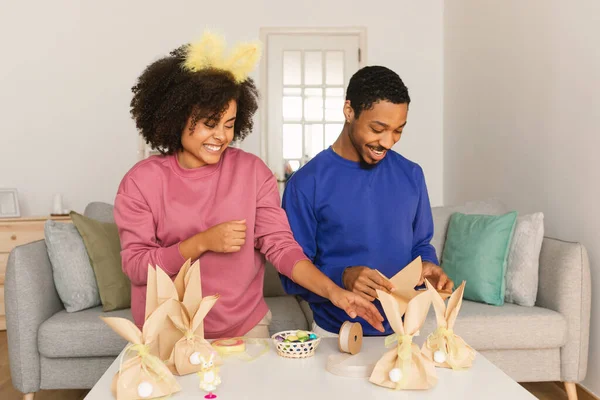 Veselý Mladý Černošky Manželé Zdobení Velikonoční Dárky Doma Spolu Šťastný — Stock fotografie