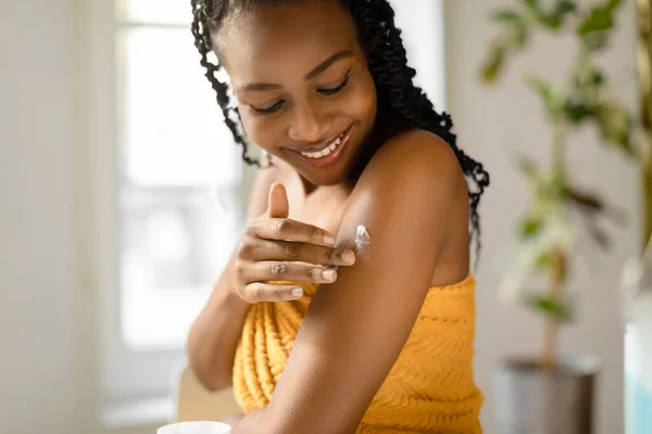 Concepto Cuidado Corporal Mujer Negra Feliz Aplicación Loción Hidratante Hombro —  Fotos de Stock