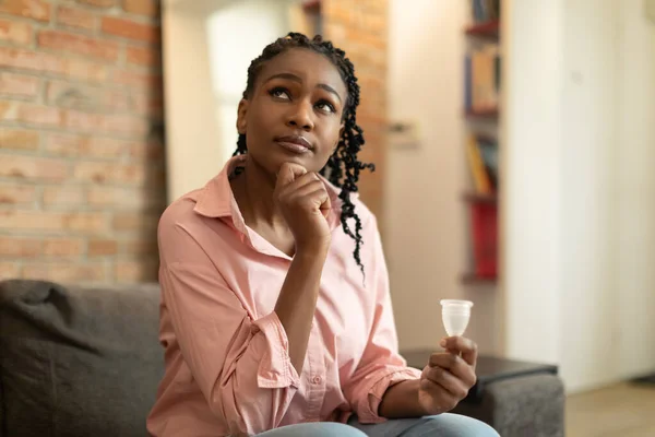 Mujer Negra Pensativa Sosteniendo Copa Menstrual Reutilizable Efectivo Producto Menstrual — Foto de Stock