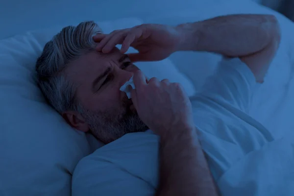 Rhume Grippe Coronavirus Malade Bel Homme Mature Malheureux Réveillé Nuit — Photo