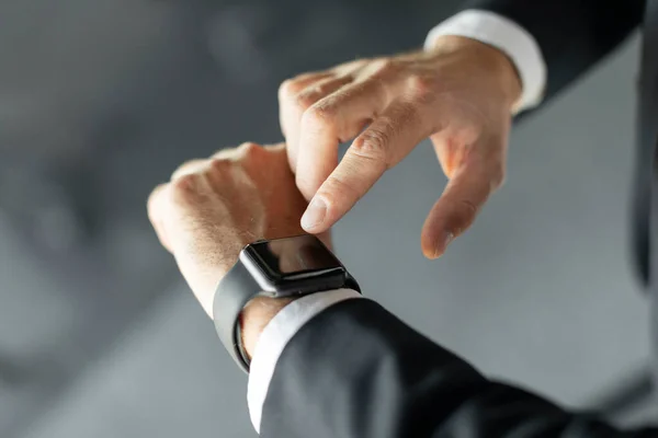 Intelligente Geräte Unbekannter Geschäftsmann Drückt Leeren Bildschirm Auf Smartwatch Der — Stockfoto