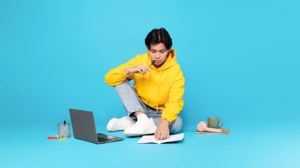 Learning Asijské Dospívající Chlapec Pomocí Notebook Počítač Učení Online Dělat — Stock fotografie