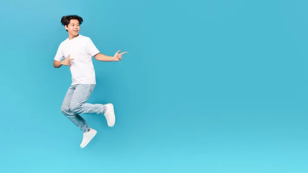 Felice Coreano Giovanissima Guy Jumping Puntare Dita Oltre Poso Mezzo — Foto Stock