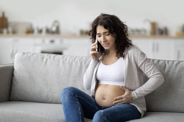 Skurcze Ciąży Portret Zmartwionej Kobiety Ciąży Dotykającej Brzucha Dzwoniącej Nagłych — Zdjęcie stockowe