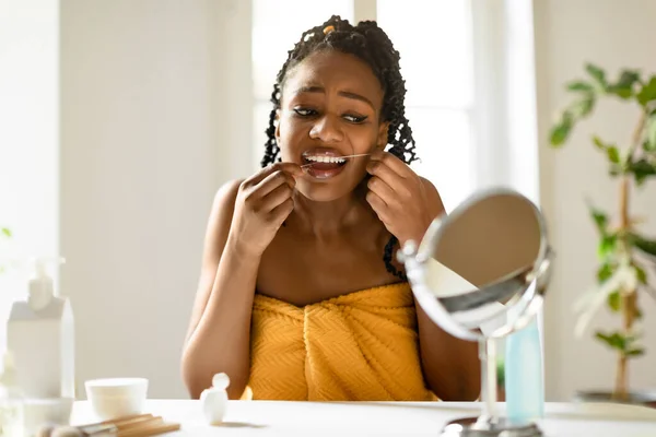 Perawatan Oral Wanita Hitam Melihat Cermin Dan Menggunakan Benang Gigi — Stok Foto
