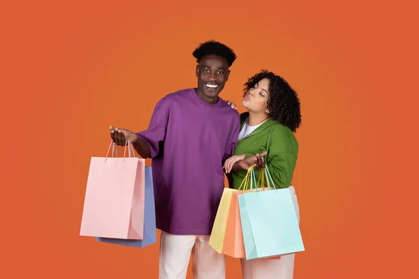 Feliz Casal Multirracial Jovem Emocional Segurando Sacos Compras Coloridos Gordinha — Fotografia de Stock