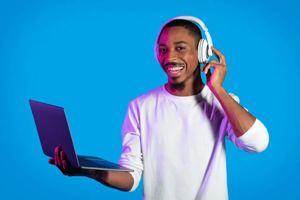 Wesoły Uśmiech Młodego Afrykańczyka Który Trzyma Nowiutki Laptop Klikając Guzik — Zdjęcie stockowe