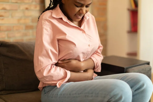 Triste Femme Noire Vêtements Décontractés Souffrant Douleurs Menstruelles Sentant Malade — Photo