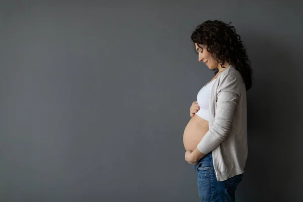 Zwangerschap Concept Jonge Glimlachende Zwangere Vrouw Omhelzen Haar Buik Side — Stockfoto