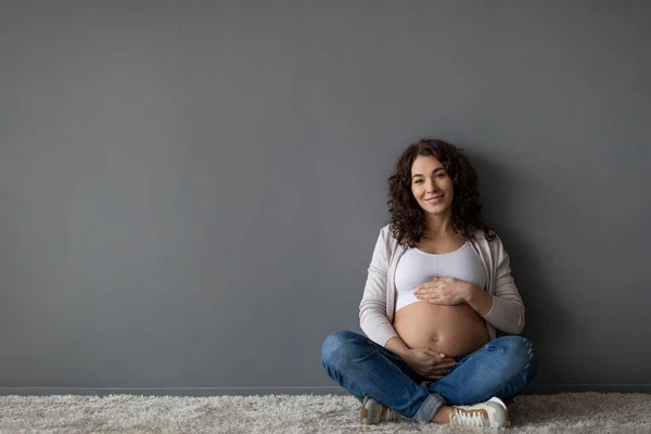 Mooie Gelukkige Zwangere Vrouw Zittend Vloer Teder Omhelzende Buik Glimlachende — Stockfoto