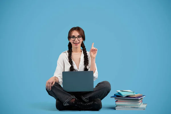 Kitapları Dizüstü Bilgisayarı Olan Kuyruklu Mutlu Avrupalı Genç Kızın Mavi — Stok fotoğraf