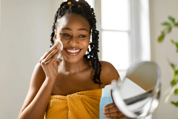 Rutina Cuidado Facial Feliz Hermosa Mujer Afroamericana Toalla Mirando Espejo — Foto de Stock