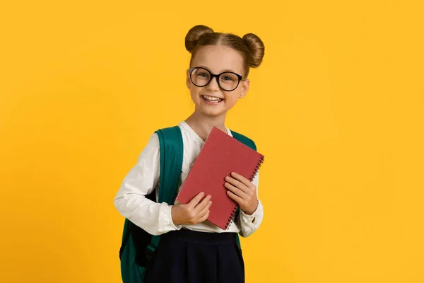 Onderwijs Concept Portret Van Lachende Schattige Schoolmeisje Met Rugzak Boeken — Stockfoto
