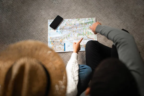 밀레니엄 지도를 스크린이 스마트폰을 가지고 휴가를 보내기 나라를 선택하는 집에서의 — 스톡 사진