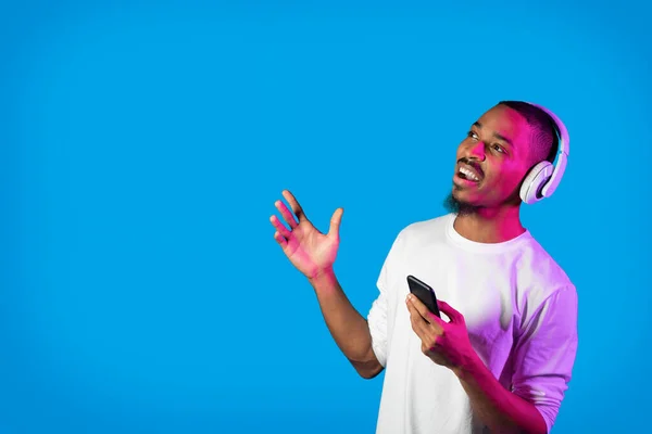 Ενθουσιασμένος Χαρούμενος Νεαρός Αφροαμερικανός Λευκό Μακρύ Μανίκι Ακούγοντας Μουσική Στο — Φωτογραφία Αρχείου