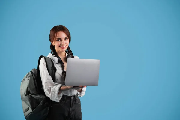Güler Yüzlü Avrupalı Genç Kız Öğrenci Kuyruğu Sırt Çantasıyla Bilgisayarda — Stok fotoğraf