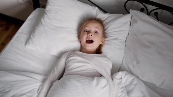 Pagi Yang Menyenangkan Gambar Top Dari Gadis Kecil Bermain Main — Stok Video