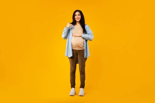 Positive Pregnant Lady Touching Belly Showing Thumb Gesture Happy Expectant — Stock Photo, Image