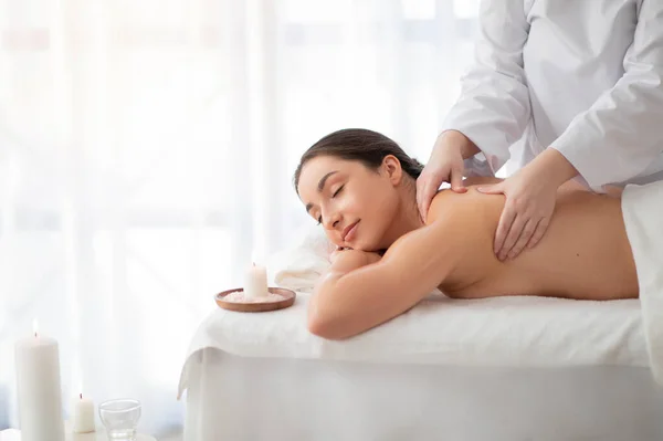 Dia Spa Mulher Indiana Bonita Ter Sessão Massagem Terapêutica Centro — Fotografia de Stock