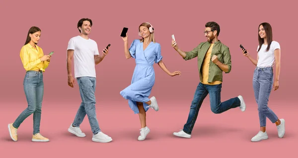 Happy Adult Millennial Diverse Mannen Vrouwen Casual Chatten Smartphone Dansen — Stockfoto