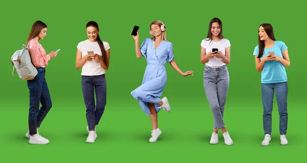 Веселые Молодые Европейские Женщины Повседневной Жизни Наушники Печатающие Телефонах Наслаждающиеся — стоковое фото