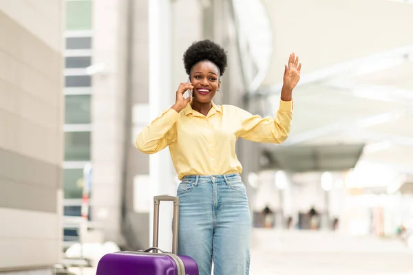 Cheerful Black Tourist Lady Talking Phone Waving Hand Calling Taxi — Stock Photo, Image
