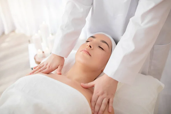 Close Bela Mulher Desfrutando Massagem Corporal Moderno Centro Bem Estar — Fotografia de Stock
