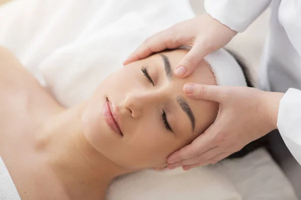 Mulher Indiana Bonita Recebendo Massagem Cabeça Acupressão Salão Spa Fêmea — Fotografia de Stock