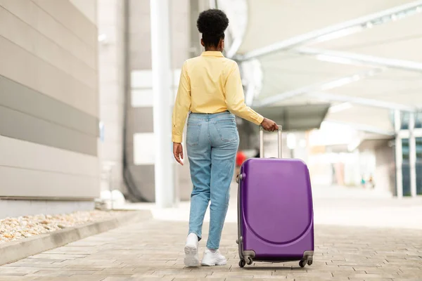 Reisen Rückansicht Einer Schwarzen Touristin Die Mit Koffer Zum Flughafen — Stockfoto