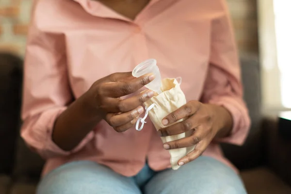 Higiene Femenina Mujer Negra Irreconocible Sosteniendo Copa Menstrual Pequeña Bolsa —  Fotos de Stock