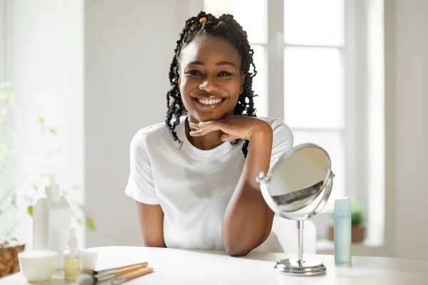 Retrato Una Hermosa Mujer Negra Mirando Sonriendo Cámara Tocando Cara — Foto de Stock