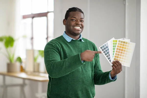 Happy African American Male Designer Zeigt Farbpaletten Zeigen Finger Lächelnd — Stockfoto